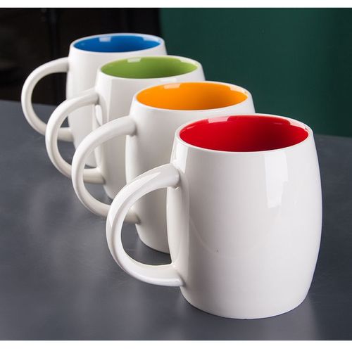 Ceramic coffee mug with handle